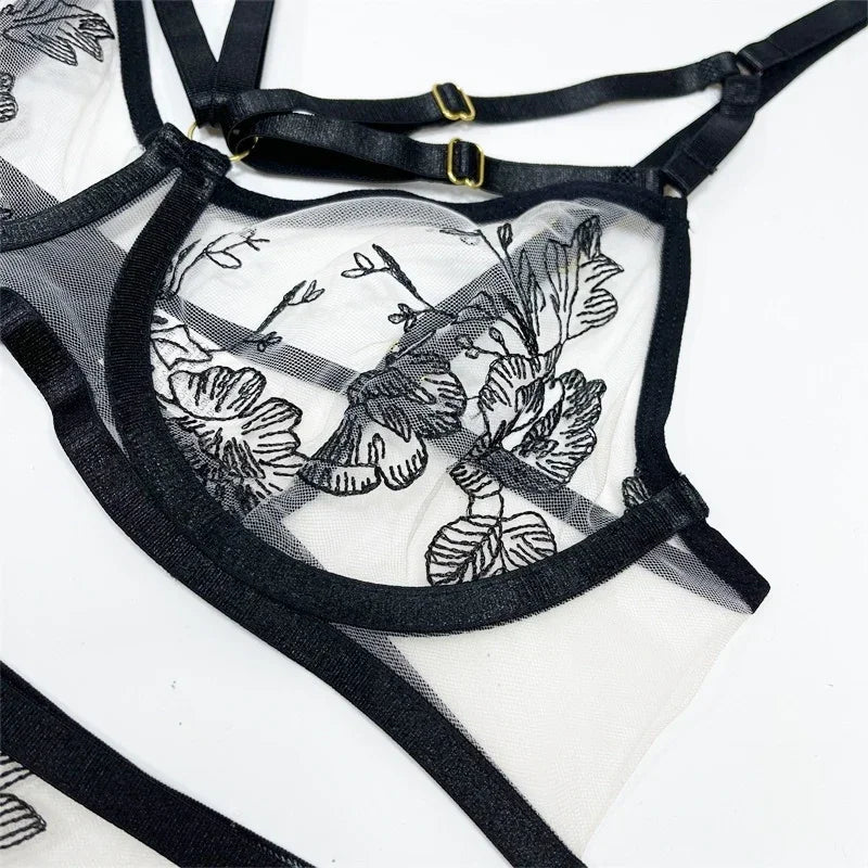 Toucheart 3 Pieces Erotic Lingerie Sensual Embroidery Transparent Brief Set Fancy Garters Luxury Lace Outfits