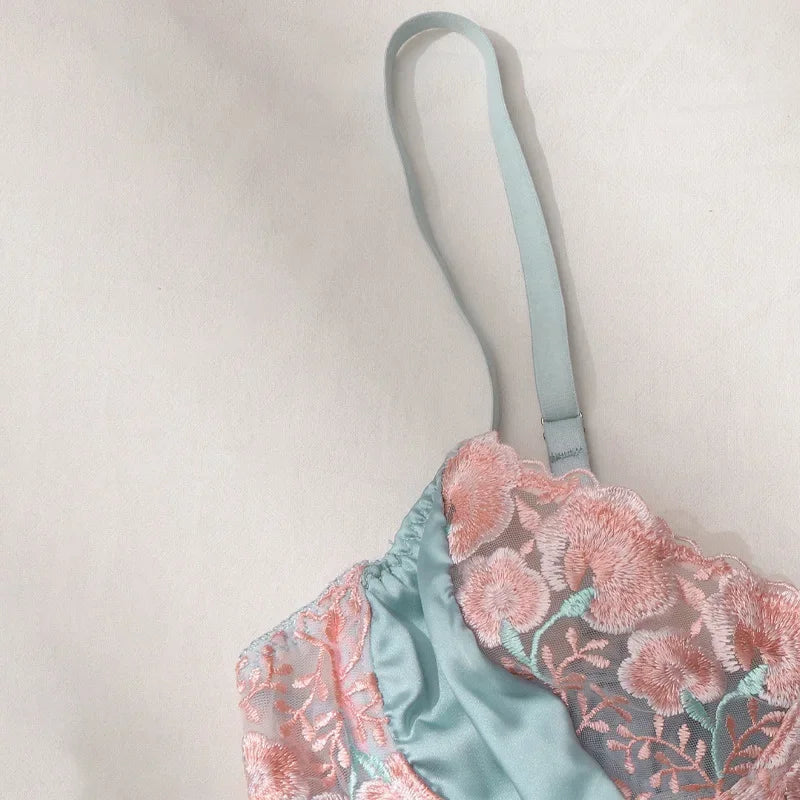 Toucheart Embroidery Underwear Set Lace Flowers Mesh See-through Garters 3 Piece Underwear Set